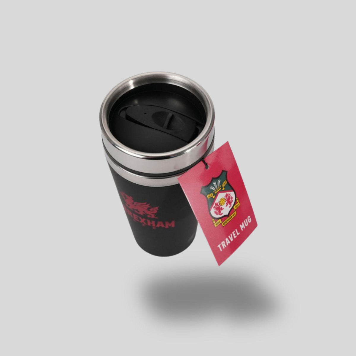 Black travel mug with a red tag on a gray background